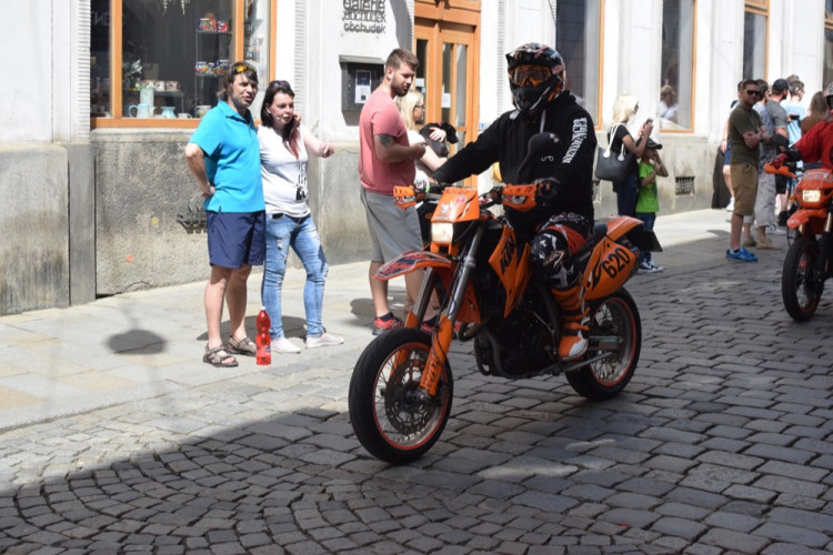 Z Horního náměstí vyjely v poledne stovky motorkářů, oficiálně tak začala jejich sezóna