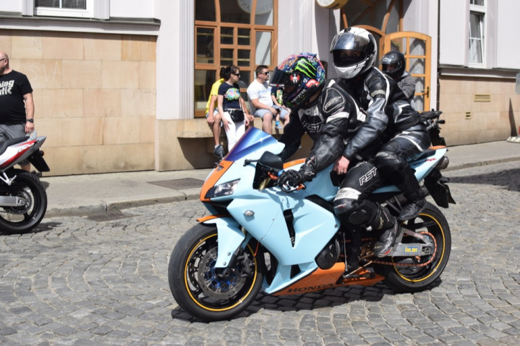 Z Horního náměstí vyjely v poledne stovky motorkářů, oficiálně tak začala jejich sezóna