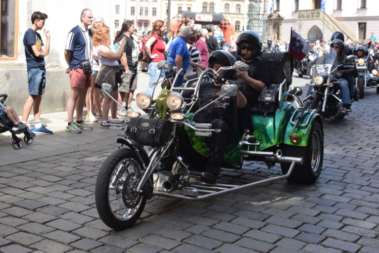 Z Horního náměstí vyjely v poledne stovky motorkářů, oficiálně tak začala jejich sezóna