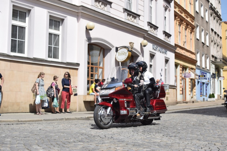 Z Horního náměstí vyjely v poledne stovky motorkářů, oficiálně tak začala jejich sezóna