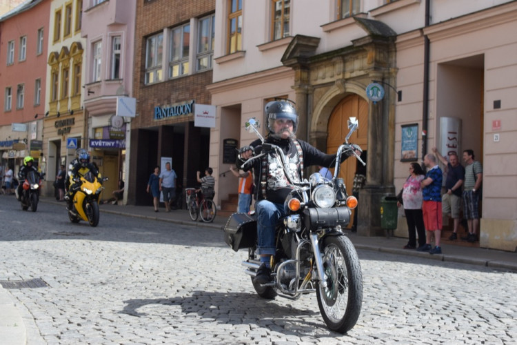 Z Horního náměstí vyjely v poledne stovky motorkářů, oficiálně tak začala jejich sezóna