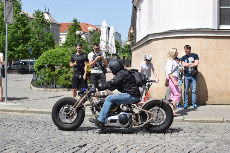 Z Horního náměstí vyjely v poledne stovky motorkářů, oficiálně tak začala jejich sezóna