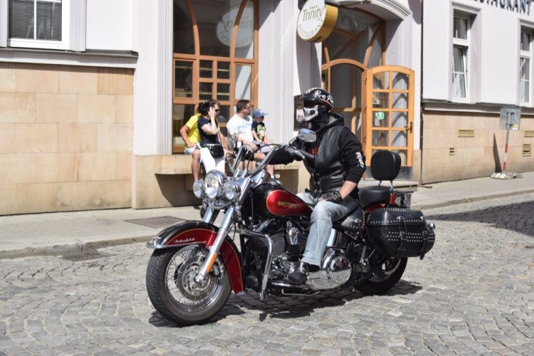 Z Horního náměstí vyjely v poledne stovky motorkářů, oficiálně tak začala jejich sezóna