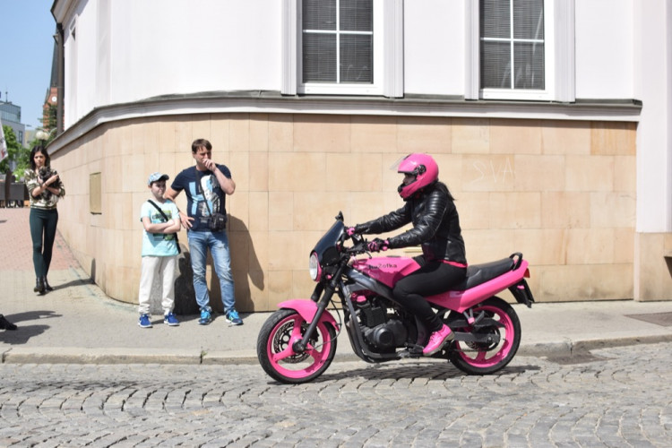 Z Horního náměstí vyjely v poledne stovky motorkářů, oficiálně tak začala jejich sezóna