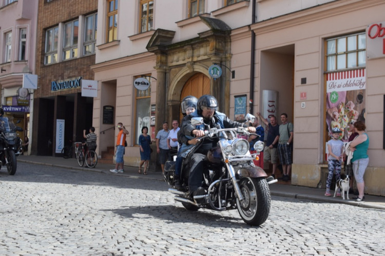 Z Horního náměstí vyjely v poledne stovky motorkářů, oficiálně tak začala jejich sezóna