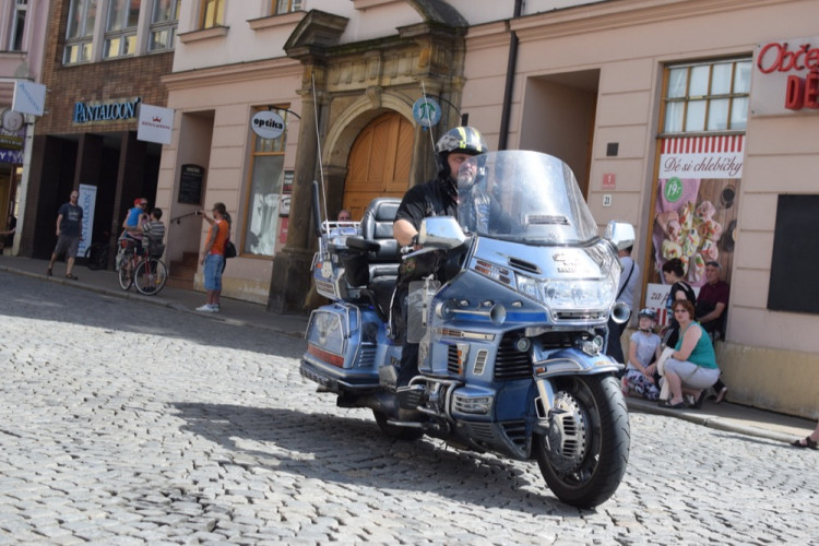 Z Horního náměstí vyjely v poledne stovky motorkářů, oficiálně tak začala jejich sezóna