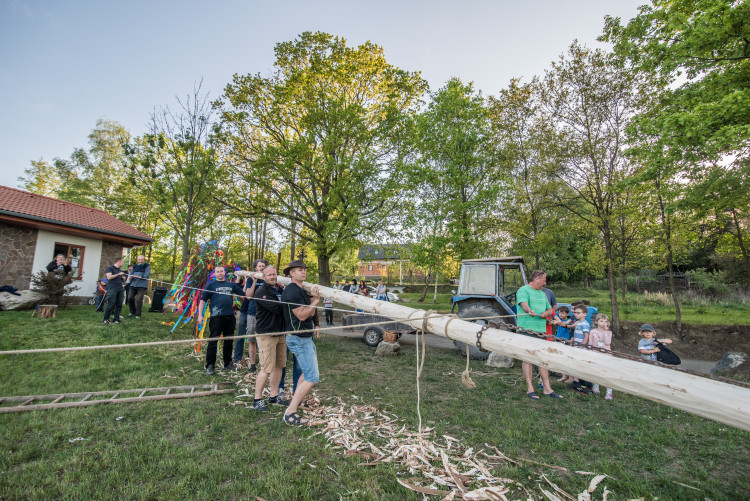 Stavění májky v Chlumci 2018