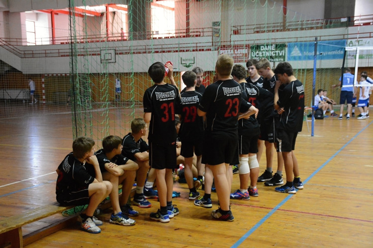 FOTO: V hradecké hale Slavia se konalo žákovské volejbalové MČR