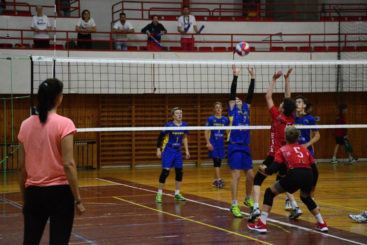 FOTO: V hradecké hale Slavia se konalo žákovské volejbalové MČR