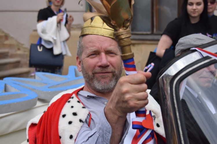 David Koller byl na Horním náměstí korunován králem letošního majálesu
