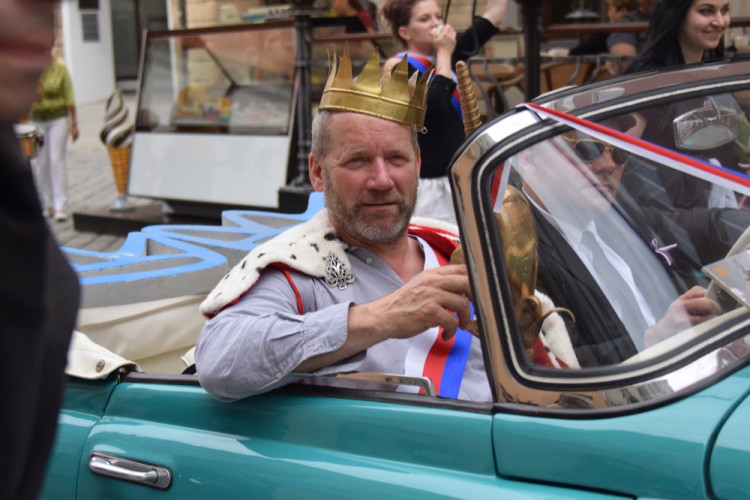 David Koller byl na Horním náměstí korunován králem letošního majálesu