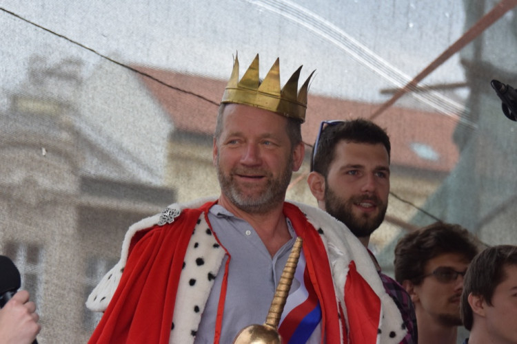 David Koller byl na Horním náměstí korunován králem letošního majálesu
