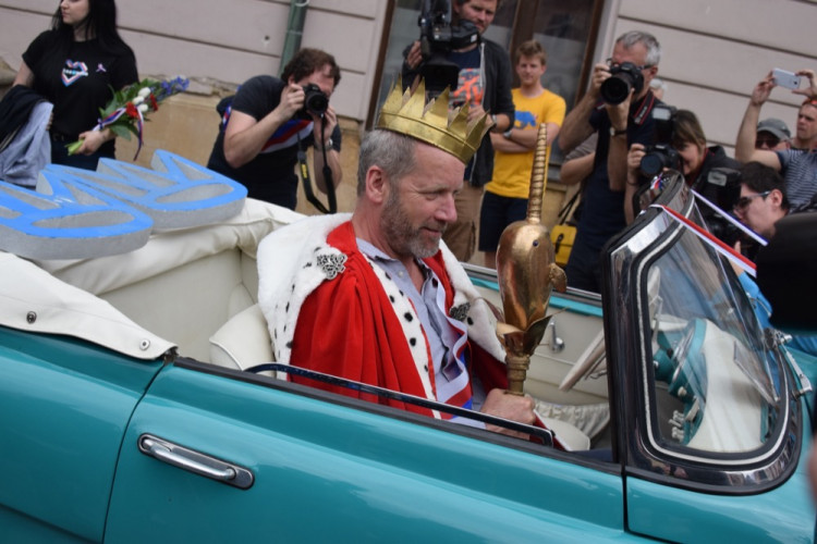 David Koller byl na Horním náměstí korunován králem letošního majálesu