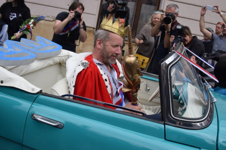 David Koller byl na Horním náměstí korunován králem letošního majálesu
