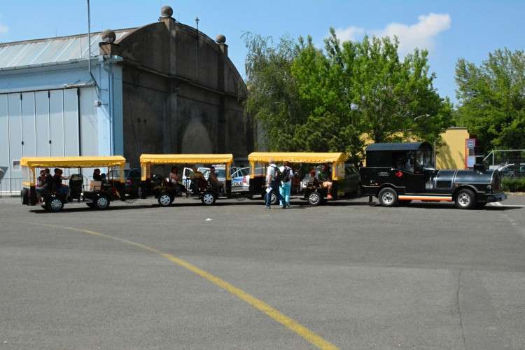 OBRAZEM: Hradecké nebe o víkendu ovládly vrtulníky