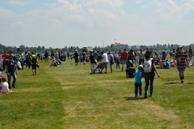 OBRAZEM: Hradecké nebe o víkendu ovládly vrtulníky