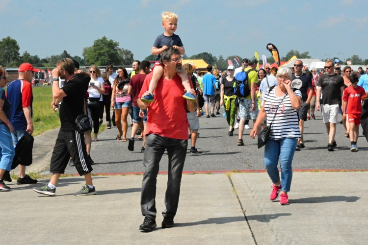 OBRAZEM: Hradecké nebe o víkendu ovládly vrtulníky