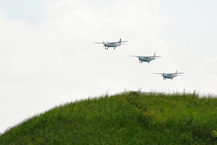 OBRAZEM: Hradecké nebe o víkendu ovládly vrtulníky
