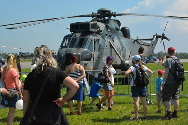 OBRAZEM: Hradecké nebe o víkendu ovládly vrtulníky