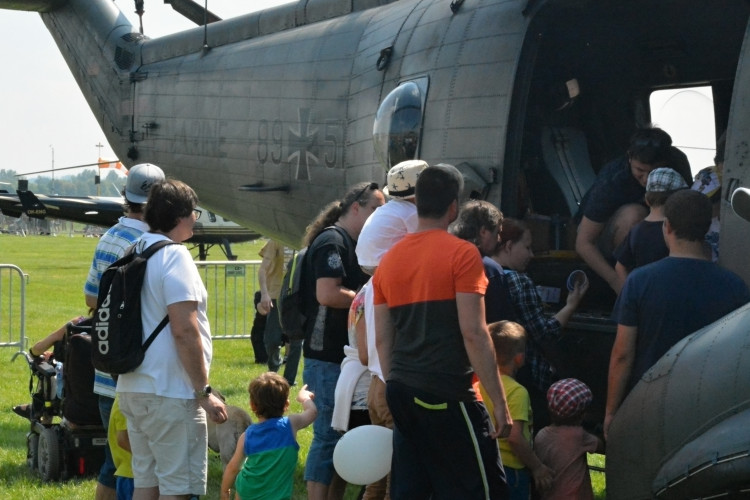 OBRAZEM: Hradecké nebe o víkendu ovládly vrtulníky