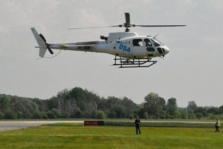 OBRAZEM: Hradecké nebe o víkendu ovládly vrtulníky