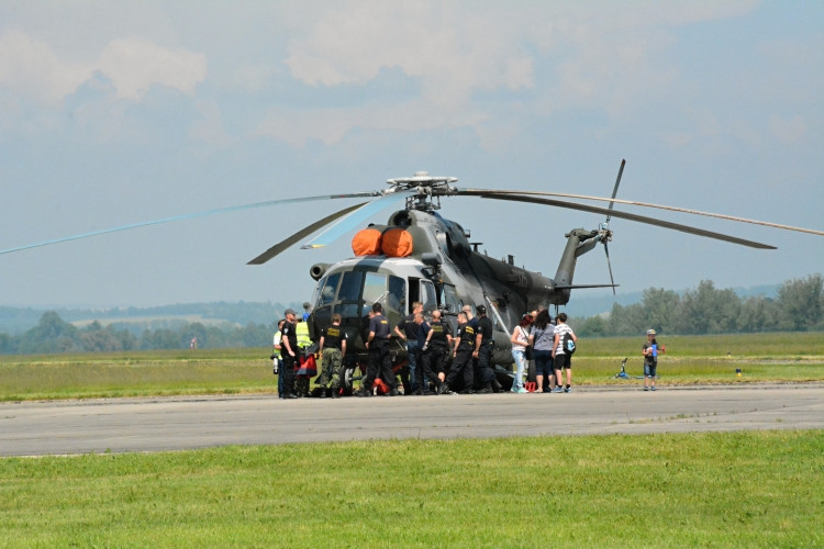 OBRAZEM: Hradecké nebe o víkendu ovládly vrtulníky