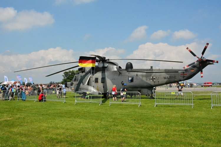 OBRAZEM: Hradecké nebe o víkendu ovládly vrtulníky