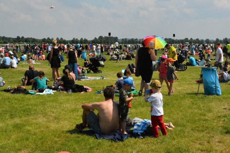 OBRAZEM: Hradecké nebe o víkendu ovládly vrtulníky