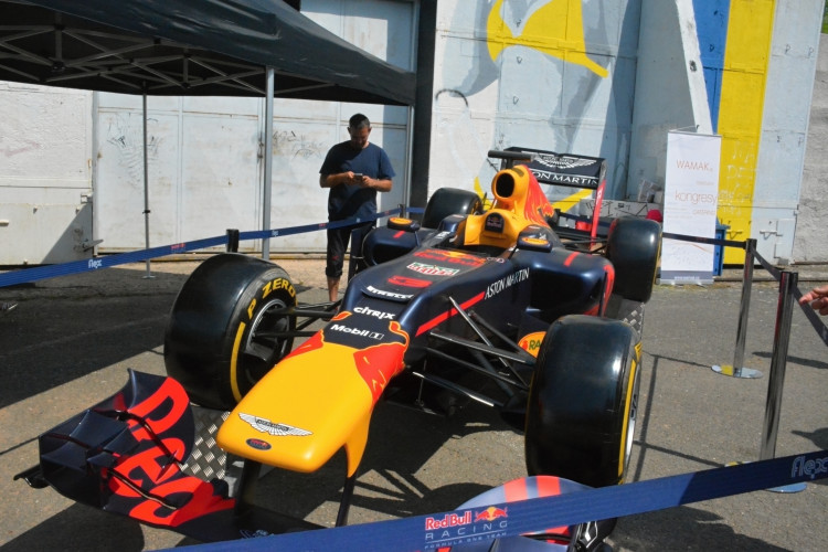 OBRAZEM: Hradecké nebe o víkendu ovládly vrtulníky