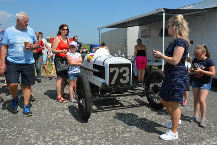 OBRAZEM: Hradecké nebe o víkendu ovládly vrtulníky