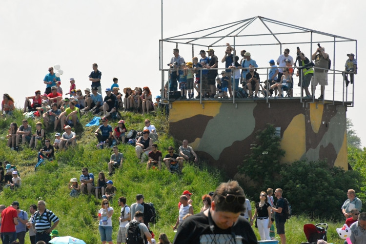 OBRAZEM: Hradecké nebe o víkendu ovládly vrtulníky