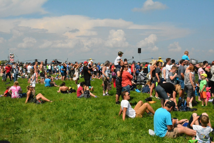 OBRAZEM: Hradecké nebe o víkendu ovládly vrtulníky