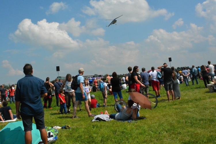 OBRAZEM: Hradecké nebe o víkendu ovládly vrtulníky