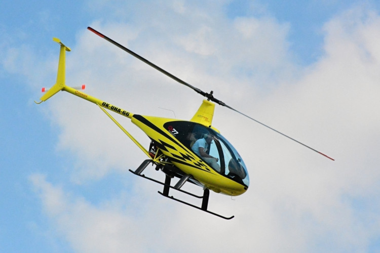 OBRAZEM: Hradecké nebe o víkendu ovládly vrtulníky