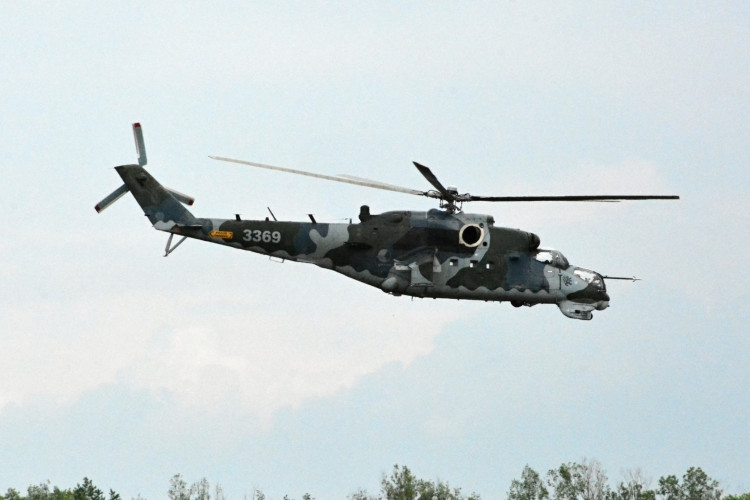 OBRAZEM: Hradecké nebe o víkendu ovládly vrtulníky