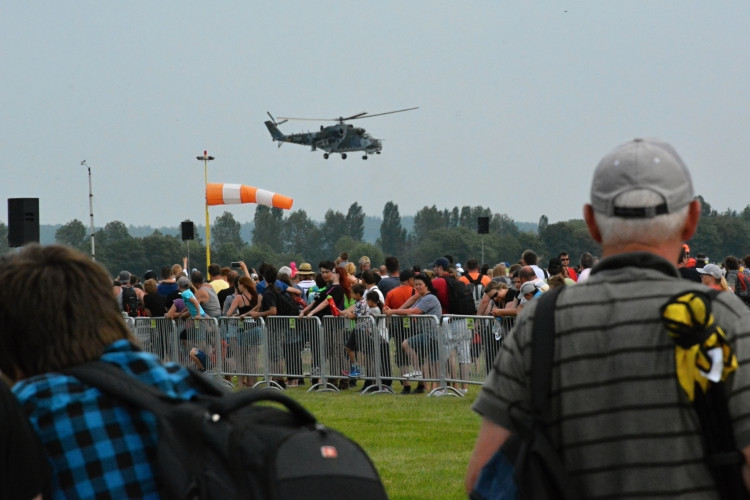 OBRAZEM: Hradecké nebe o víkendu ovládly vrtulníky