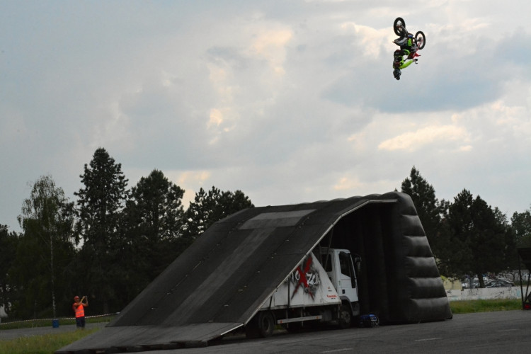OBRAZEM: Hradecké nebe o víkendu ovládly vrtulníky