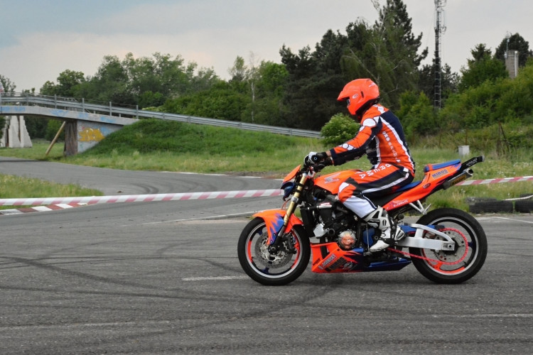 OBRAZEM: Hradecké nebe o víkendu ovládly vrtulníky