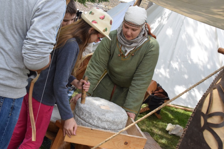 FOTOGALERIE: Středověká společnost ovládla Helfštýn. Podívejte se na fotky z prvního dne festivalu