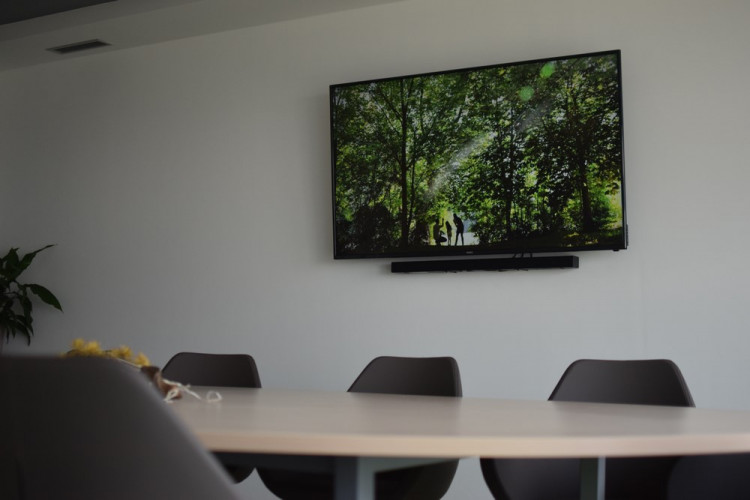 jedna ze dvou menších zasedacích místností