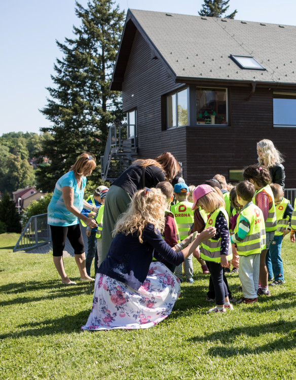 Drbna nadělila dětem ze školky U Dlouhé stěny