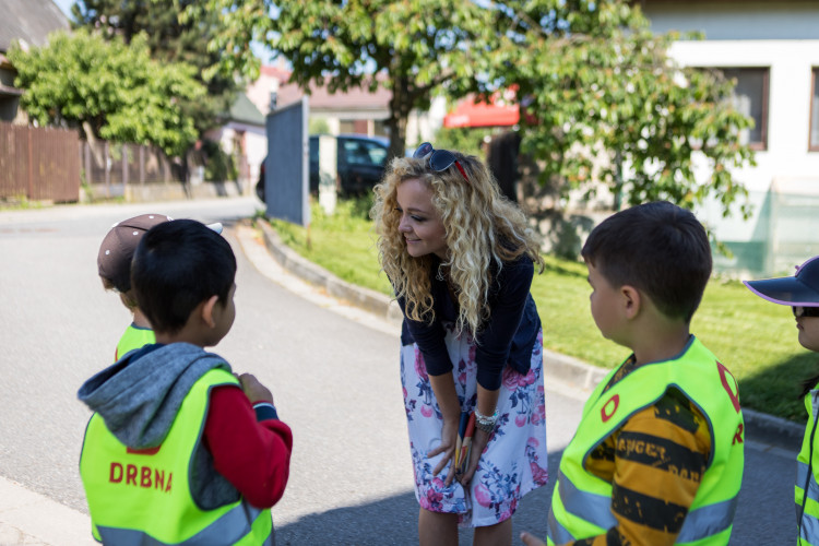 Drbna nadělila dětem ze školky U Dlouhé stěny