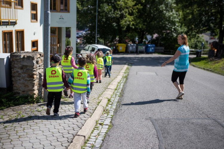 Drbna nadělila dětem ze školky U Dlouhé stěny