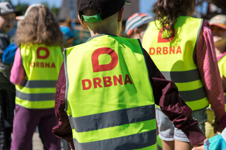 Drbna nadělila dětem ze školky U Dlouhé stěny
