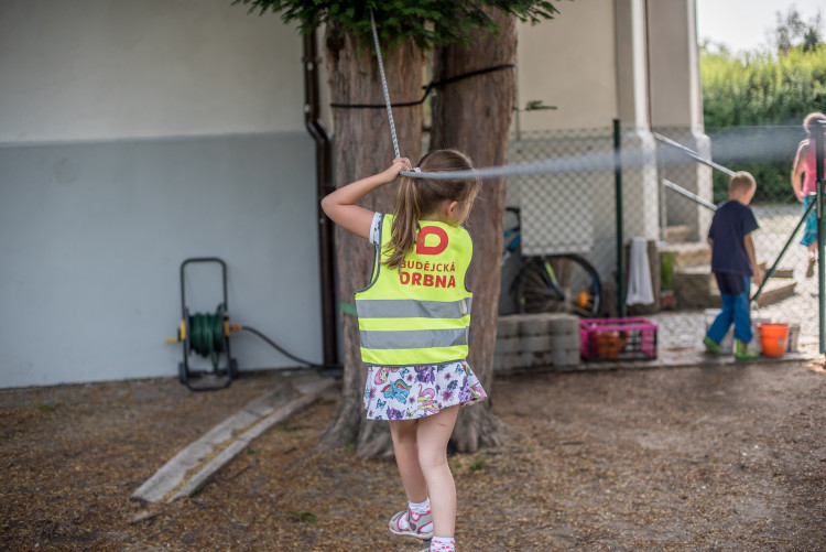 Drbna nadělila dětem nové reflexní vesty