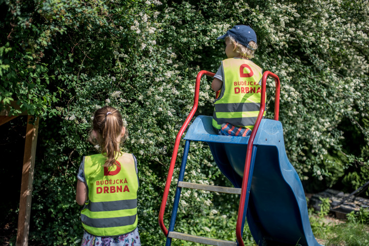Drbna nadělila dětem nové reflexní vesty