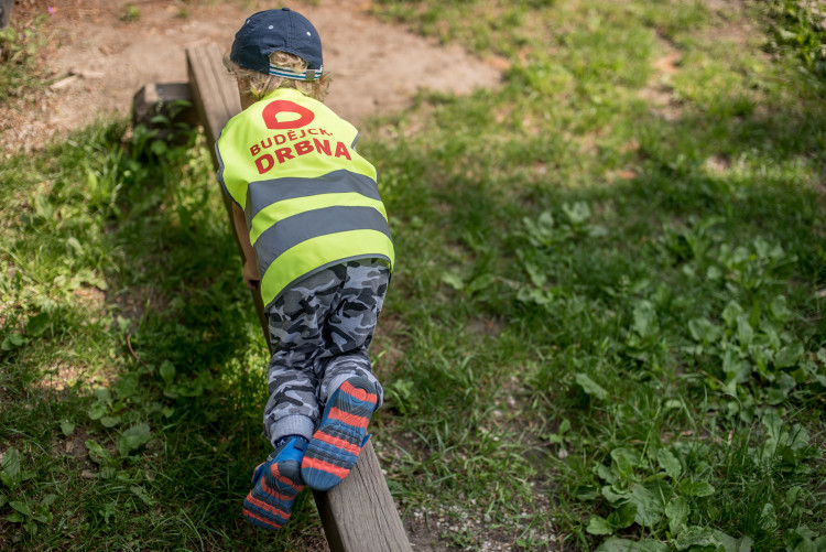 Drbna nadělila dětem nové reflexní vesty