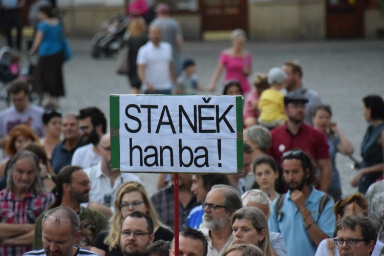 Na Horním náměstí se sešli lidé, aby demonstrovali proti vládě Babiše a Zemana