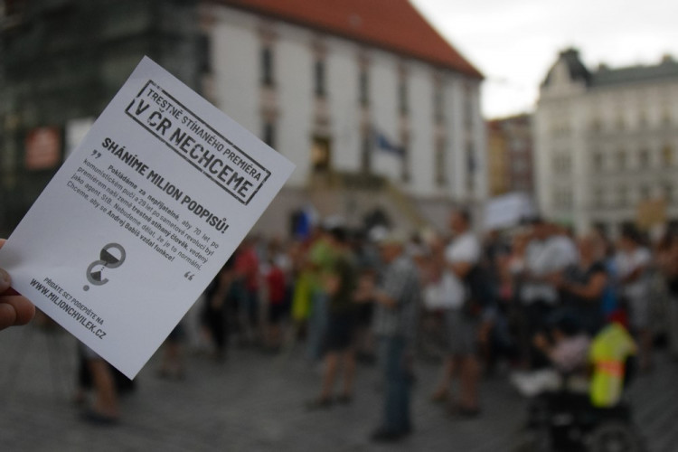 Na Horním náměstí se sešli lidé, aby demonstrovali proti vládě Babiše a Zemana