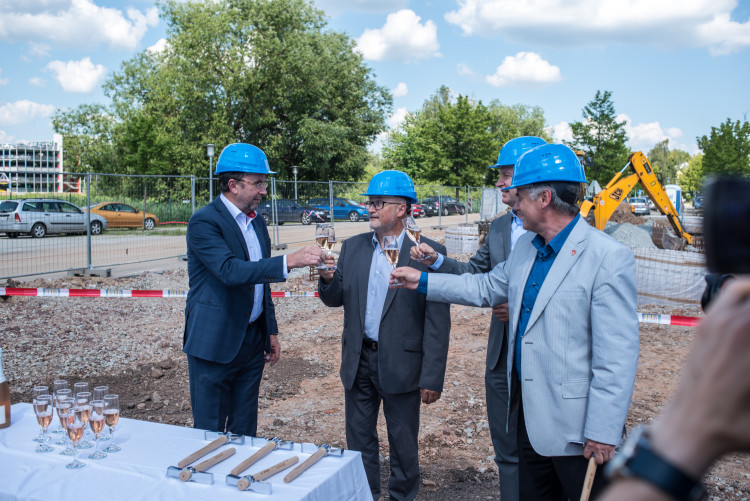 Otevření parkovacího domu a zahájení stavby vývojového centra společnosti Robert Bosch